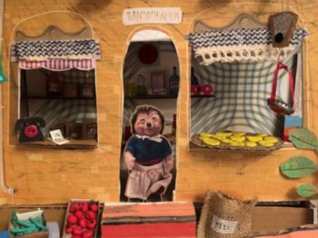 Η βιτρίνα του πωλητηρίου του Μουσείου Μπενάκη εμπνέεται από ένα παραμύθι