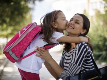 9 φράσεις που προτρέπουν το παιδί να μιλήσει για την πρώτη μέρα στο σχολείο