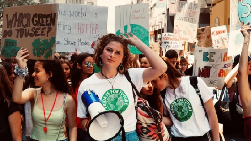 Οι Έλληνες μαθητές διαμαρτύρονται στις πλατείες για την κλιματική αλλαγή