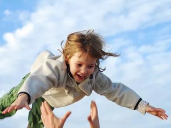 Τι είναι τα παιχνίδια εμπιστοσύνης και πώς μπορούμε να τα παίξουμε με το παιδί μας