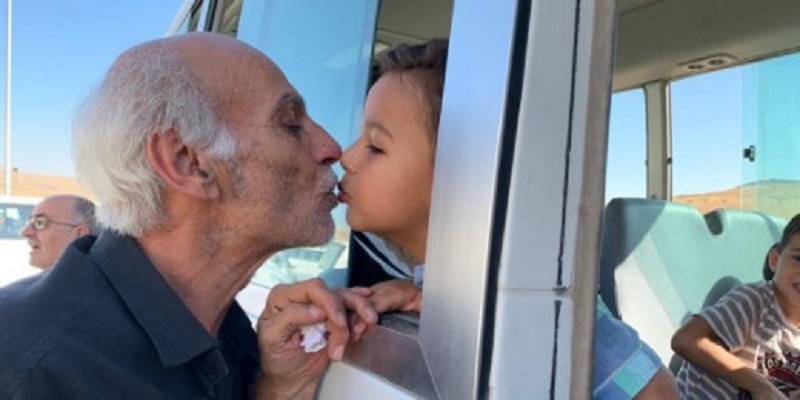 "Παππού θα κάνω να σε δω τόσο καιρό" - η φωτογραφία από τη Συρία που συγκινεί