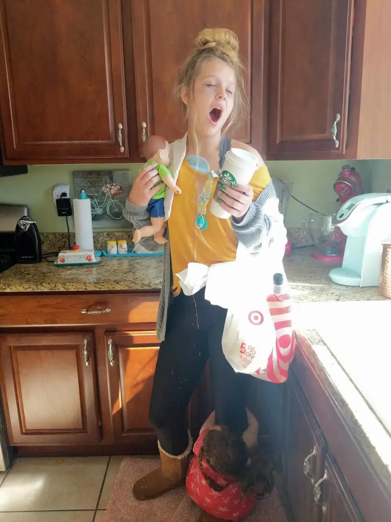 Μια έφηβη "ντύθηκε" κουρασμένη μαμά για το Halloween και έγινε viral!