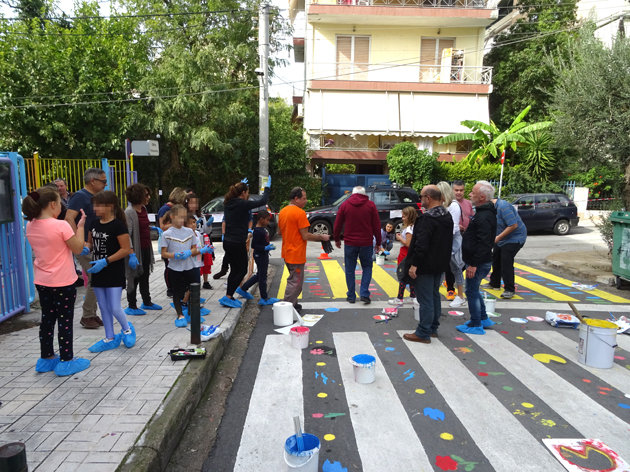 Στον Άλιμο μαθητές χρωματίζουν τις διαβάσεις για να τραβήξουν την προσοχή πεζών και οδηγών