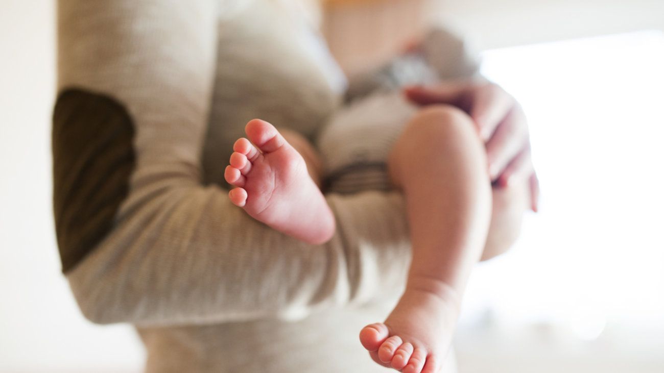 Όσοι μπορούν, να δώσουν μια αγκαλιά στα μωράκια που έχουν εγκαταλείψει στο μαιευτήριο «Έλενας Βενιζέλου»