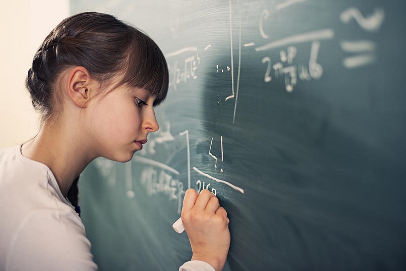 Έρευνα καταρρίπτει τον μύθο ότι τα κορίτσια υστερούν από τα αγόρια στα μαθηματικά