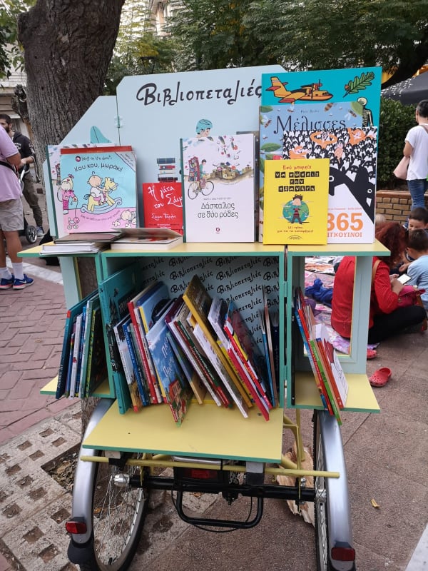 Βιβλιοπεταλιές | Μια ολόκληρη παιδική βιβλιοθήκη πάνω σε ένα ποδήλατο!