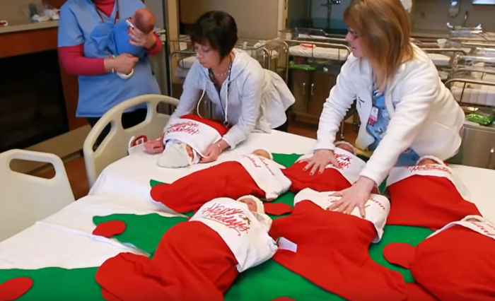 Αυτό το νοσοκομείο στέλνει τα νεογέννητα στο σπίτι μέσα σε χριστουγεννιάτικες κάλτσες!