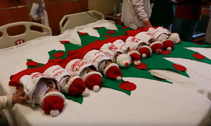 Αυτό το νοσοκομείο στέλνει τα νεογέννητα στο σπίτι μέσα σε χριστουγεννιάτικες κάλτσες!