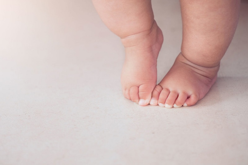 Επιτρέπεται το παιδί μου να περπατάει ξυπόλυτο;