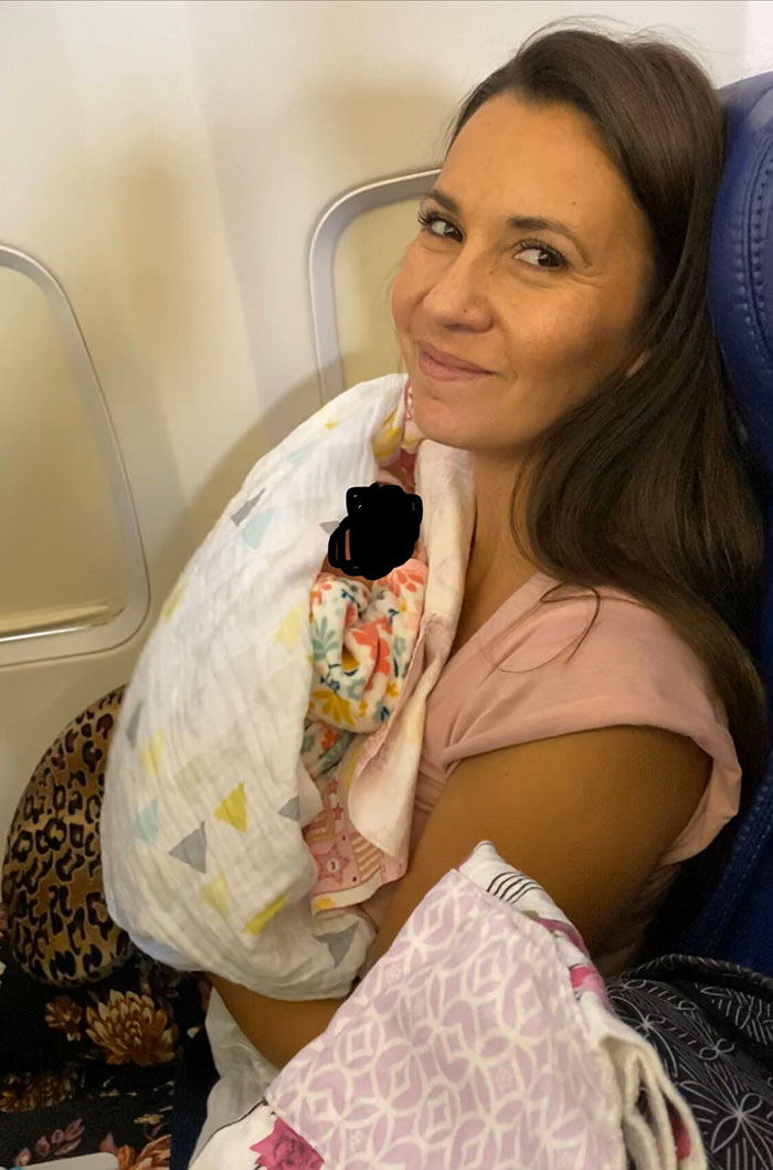 Πλήρωμα και επιβάτες σε πτήση έκαναν Baby Shower-έκπληξη σε ζευγάρι που μόλις υιοθέτησε μωρό