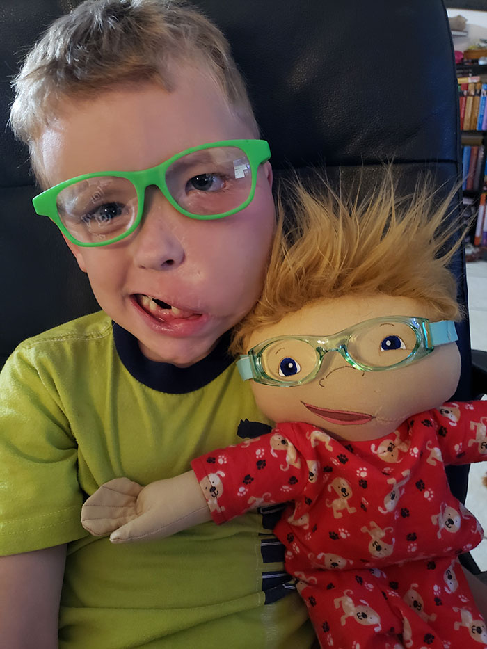 Μια μαμά έφτιαξε κούκλες που μοιάζουν σε παιδιά με αναπηρίες και έλιωσε την καρδιά μας