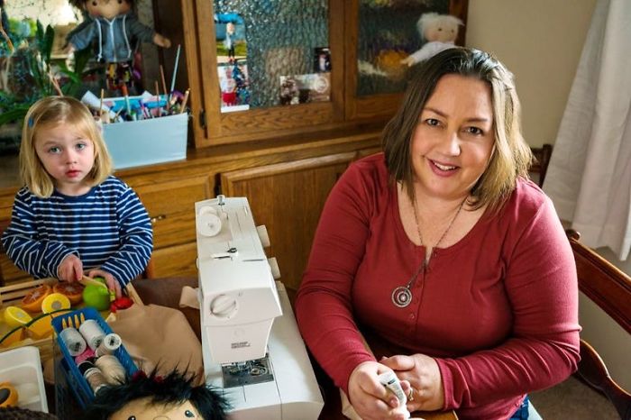 Μια μαμά έφτιαξε κούκλες που μοιάζουν σε παιδιά με αναπηρίες και έλιωσε την καρδιά μας