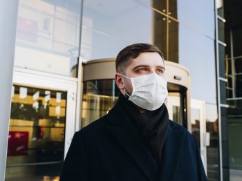 Υποχρεωτική χρήση μάσκας σε όλους τους κλειστούς χώρους εισηγούνται οι λοιμωξιολόγοι