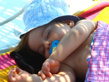 Πώς να κρατήσεις το μωρό σου δροσερό στον καλοκαιρινό ύπνο | Τα tips της sleep coach