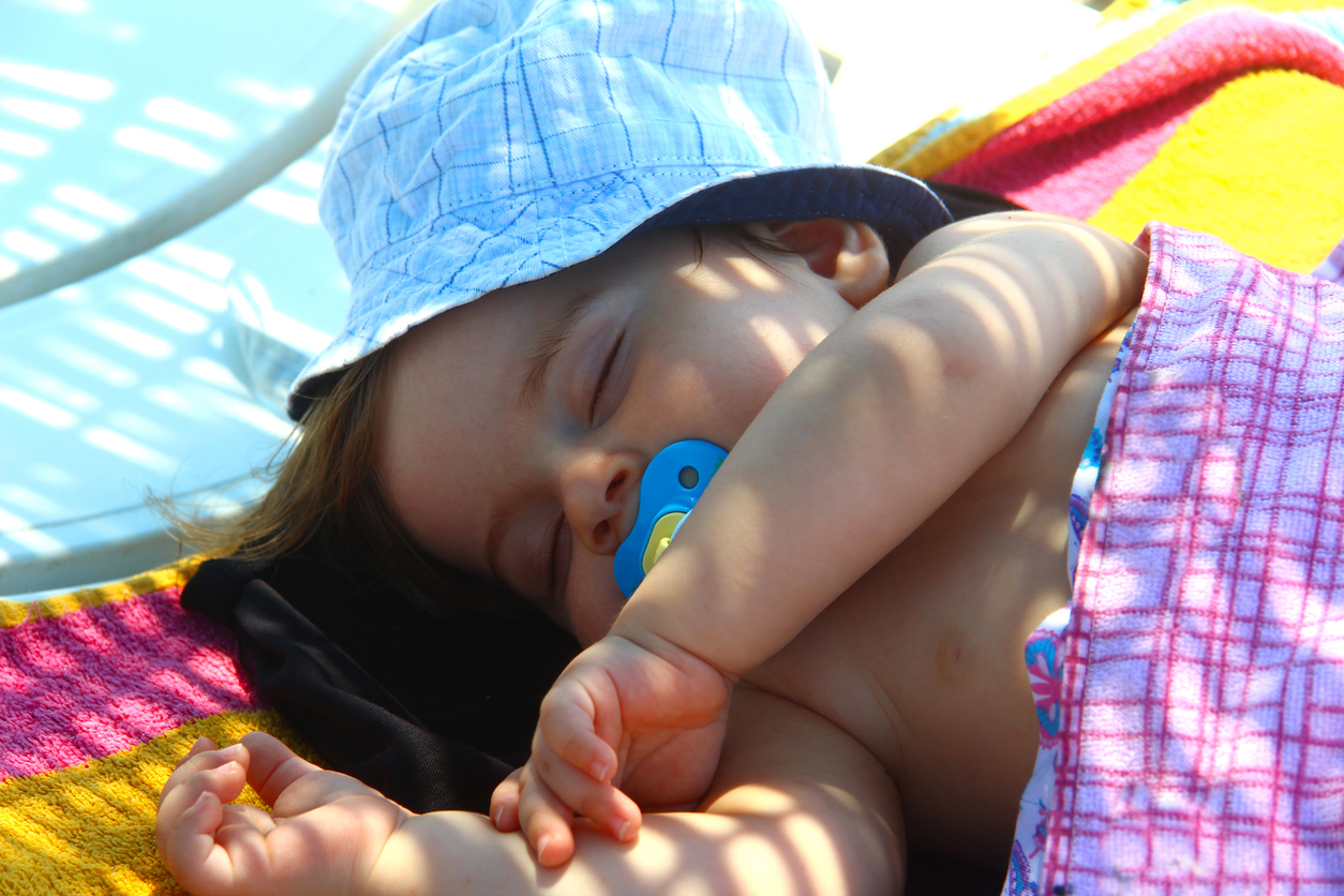 Πώς να κρατήσεις το μωρό σου δροσερό στον καλοκαιρινό ύπνο | Τα tips της sleep coach