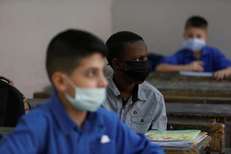 Με μάσκες στα θρανία: Έτσι άνοιξαν τα σχολεία για εκατομμύρια μαθητές σε όλο τον κόσμο