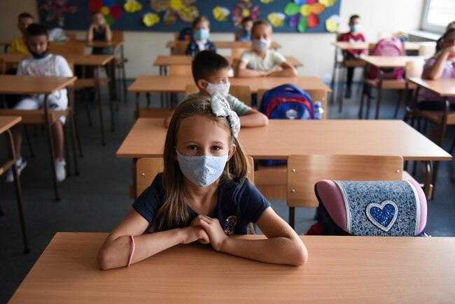 Με μάσκες στα θρανία: Έτσι άνοιξαν τα σχολεία για εκατομμύρια μαθητές σε όλο τον κόσμο