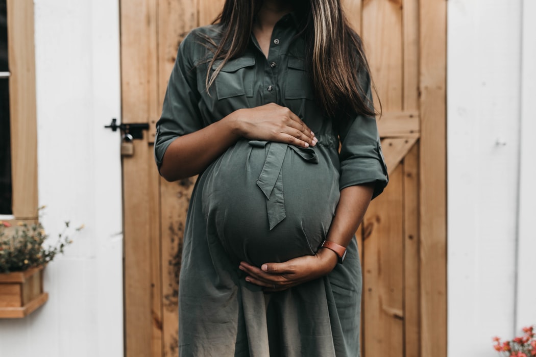 Οι έγκυες που προσβάλλονται από Covid-19 είναι πιθανότερο να γεννήσουν πρόωρα