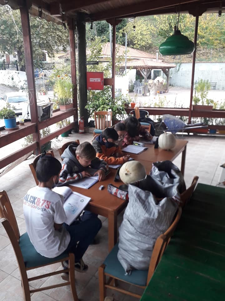 Η "άλλη όψη" της τηλεκπαίδευσης: Κάνουν μάθημα σε αυλή καφενείου με μπουφάν και κινητά στην Ηλεία