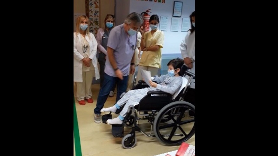 Κορονοϊός: Εξιτήριο με χειροκροτήματα και δώρα για τον 8χρονο που νοσηλευόταν στη ΜΕΘ