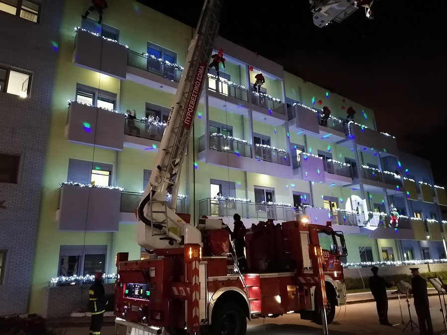 Ιπτάμενοι πυροσβέστες ντυμένοι Αη-Βασίληδες και Καλικάντζαροι μοίρασαν δώρα στα παιδιά της Ογκολογικής Μονάδας "Ελπίδα"