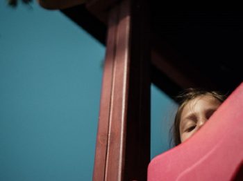 Χαλκίδα: Nηπιαγωγός έβγαλε ένα 4χρονο κοριτσάκι στο κρύο για να το τιμωρήσει
