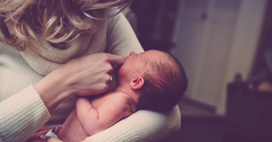 Γεννήθηκε το πρώτο μωρό με αντισώματα κατά του κορονοϊού - Η μητέρα του είχε εμβολιαστεί