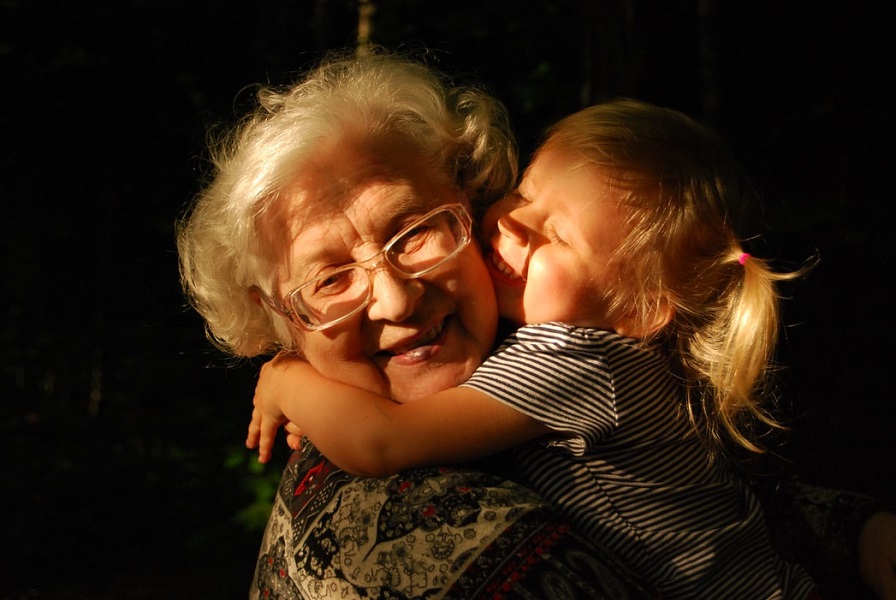 Γιαγιά αγκάλιασε την εγγονή της με συνταγή γιατρού!