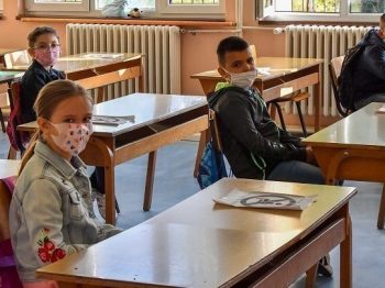 "H δομή των σχολείων στην Ελλάδα δεν επιτρέπει να αραιώσουμε τα παιδιά στις τάξεις"