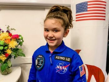 Μια 7χρονη εκτόξευσε αυτοσχέδιο πύραυλο από το σπίτι της: «Αστροναύτες δεν είναι μόνο άντρες»