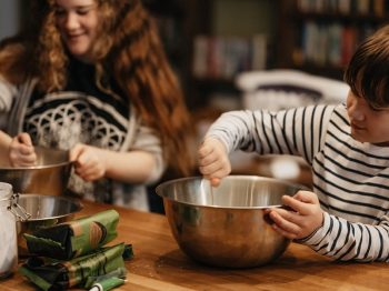 Στο σπίτι με τα παιδιά - Μαγειρεύουμε όλοι μαζί τρεις εύκολες και υγιεινές συνταγές