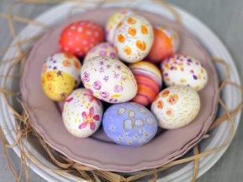 Βαφή αυγών με φυσικό τρόπο: Ποια τρόφιμα να επιλέξεις και οι οδηγίες που χρειάζεσαι
