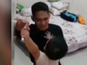 Iνδονησία: Δίχρονος παρακαλούσε τον πατέρα του να μη μπει στο μοιραίο υποβρύχιο (Βίντεο)