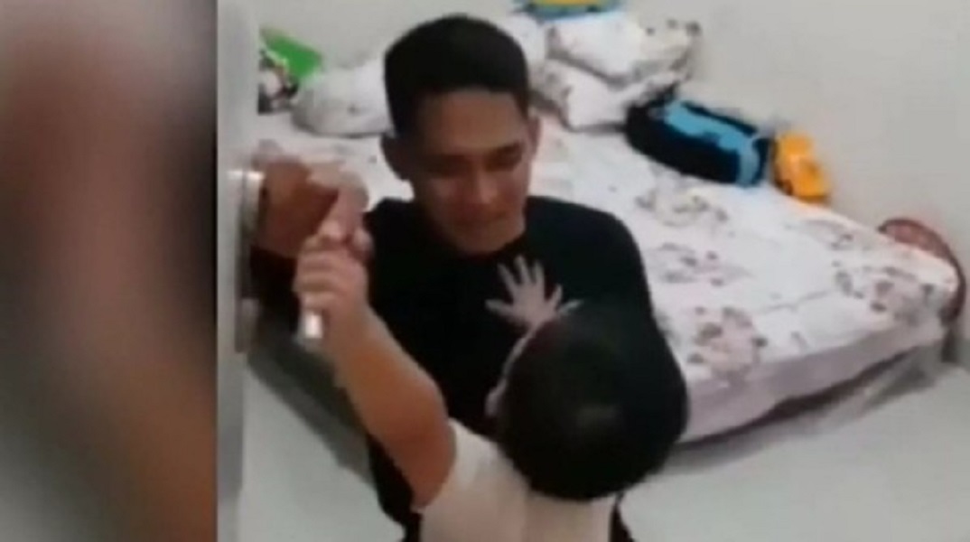 Iνδονησία: Δίχρονος παρακαλούσε τον πατέρα του να μη μπει στο μοιραίο υποβρύχιο (Βίντεο)