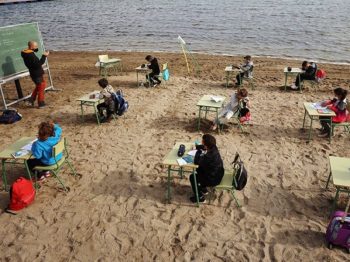 Ισπανία: Τα παιδιά βγήκαν από τις σχολικές τάξεις και κάνουν μάθημα στην παραλία