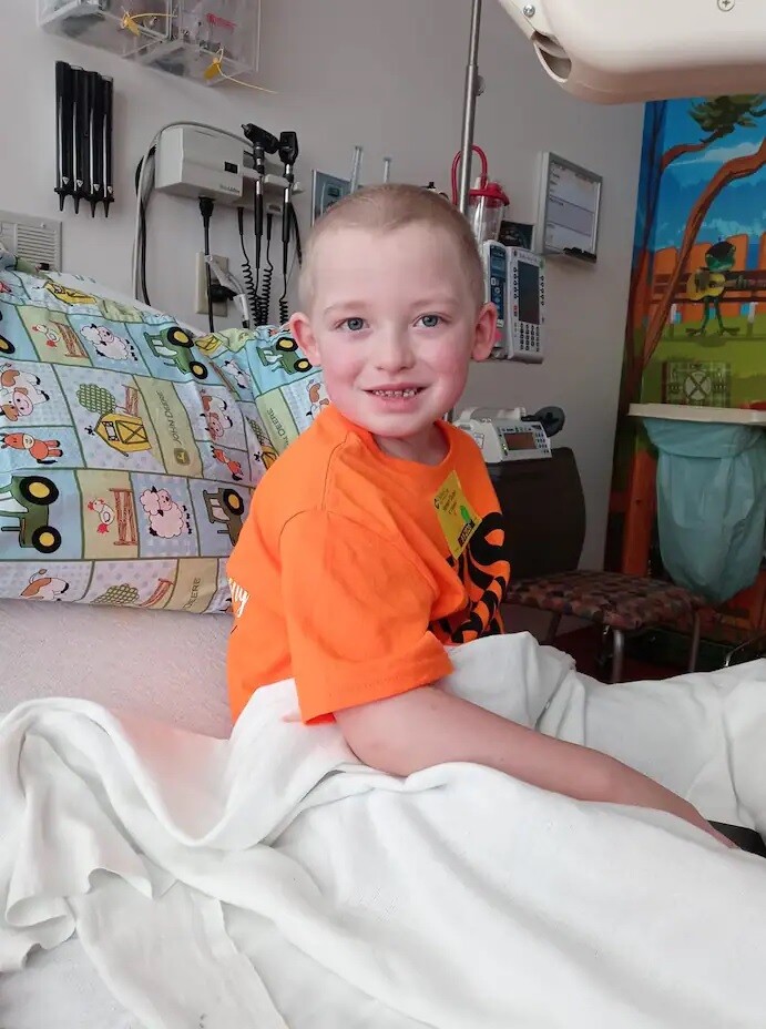 Ένα αγόρι δίνει μάχη με τον καρκίνο. Η δασκάλα του τον επισκέπτεται καθημερινά για μάθημα