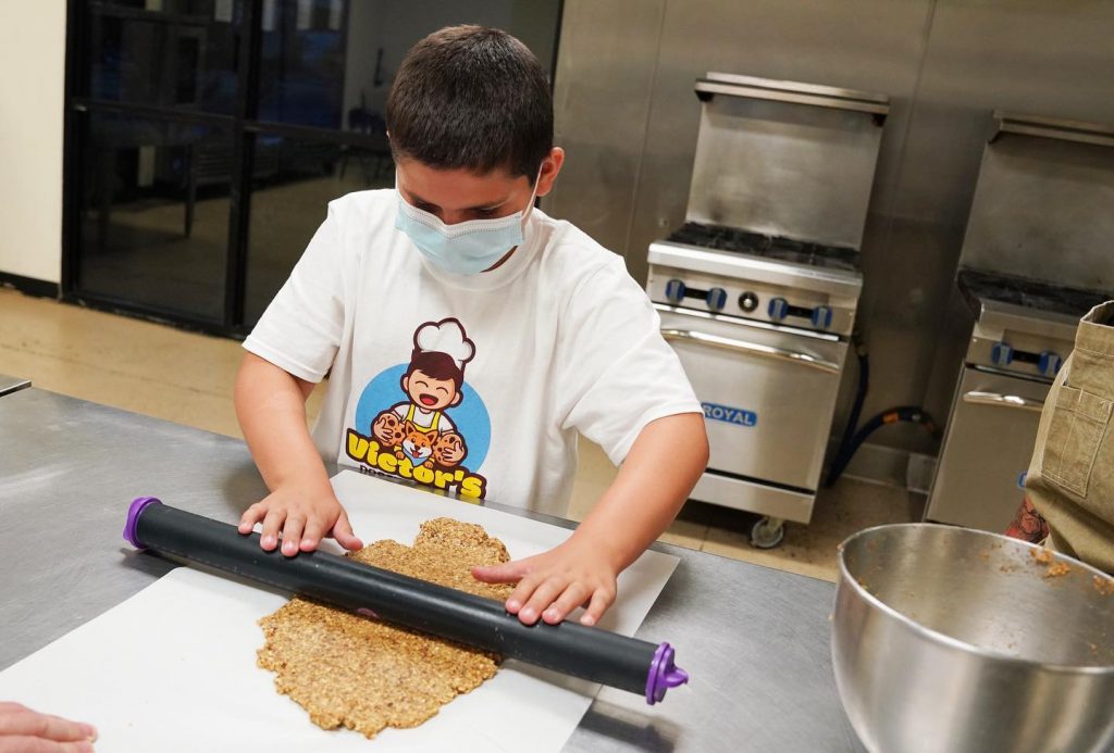 10χρονο αγόρι άνοιξε μαγαζί με μπισκότα και δωρίζει τα κέρδη σε καταφύγια ζώων