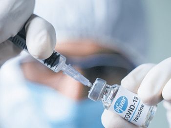 New York Times | Ο FDA έτοιμος να εγκρίνει το εμβόλιο των Pfizer/BioNTech για τις ηλικίες 12-15