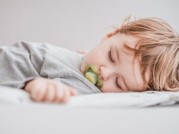 Στους 12 μήνες τα περισσότερα μωρά χρειάζονται ακόμα δύο ημερήσιους ύπνους