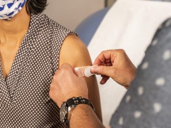 Σύζυγος της άτυχης 44χρονης μητέρας: Δεν τα ρίχνω στο εμβόλιο, αλλά αν δεν κάνει, πετάξτε το