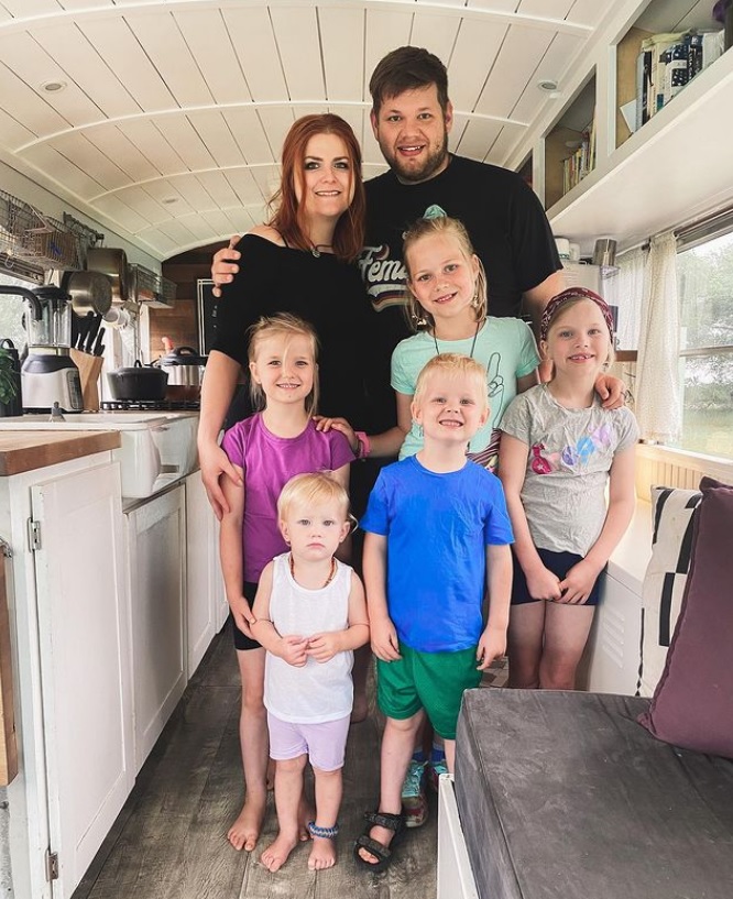 Ζευγάρι με 5 παιδιά μεταμόρφωσε ένα σχολικό λεωφορείο στο σπίτι των ονείρων του