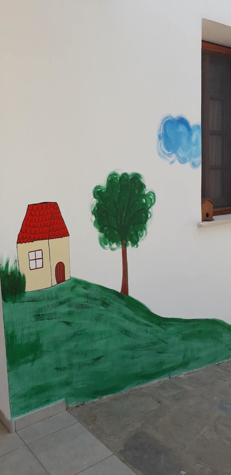 Ιδιοκτήτρια βιβλιοπωλείου στην Πάτμο ζωγράφισε υπέροχα τους τοίχους ενός νηπιαγωγείου
