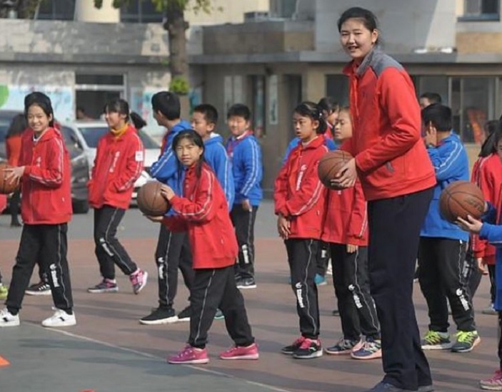 Αυτή η 14χρονη είναι το ψηλότερο κορίτσι του κόσμου - Παίζει μπάσκετ και είναι 2.26 μέτρα
