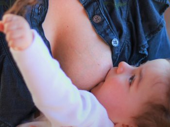 Τα συστατικά mRNA των εμβολίων Covid-19 δεν μεταφέρονται μέσω του γάλακτος από τις εμβολιασμένες μητέρες στα μωρά που θηλάζουν