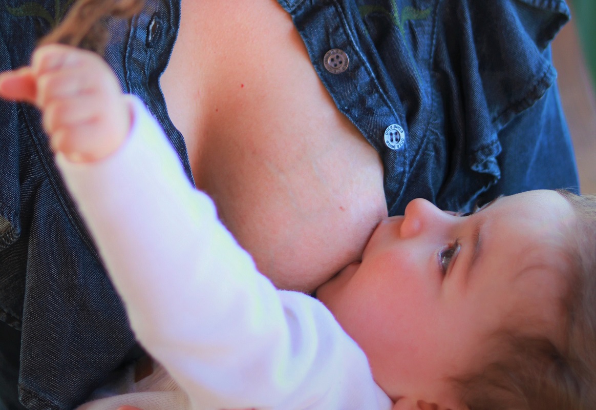 Τα συστατικά mRNA των εμβολίων Covid-19 δεν μεταφέρονται μέσω του γάλακτος από τις εμβολιασμένες μητέρες στα μωρά που θηλάζουν