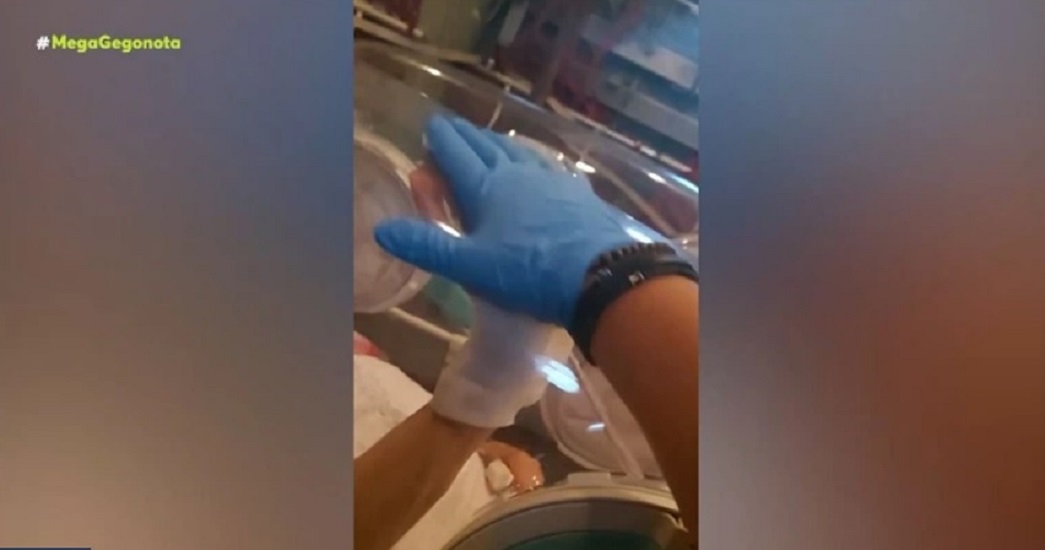 Γιατρός κρατάει το χέρι και δίνει κουράγιο σε ασθενή στην ειδική κάψουλα αεροδιακομιδής