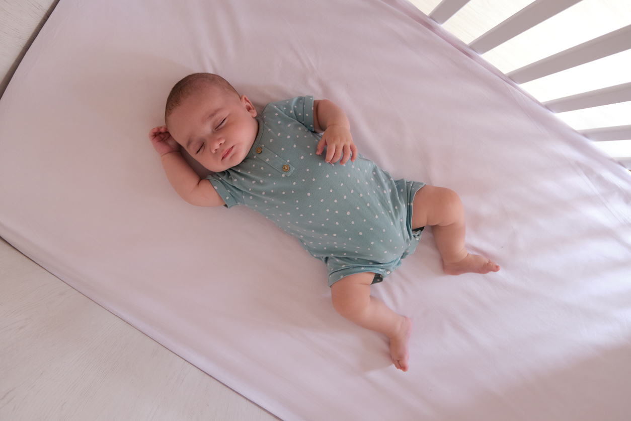 Ύπνος στις διακοπές: Συμβουλές για να μη βγει το παιδί από τη ρουτίνα ύπνου του και να είναι ξεκούραστο
