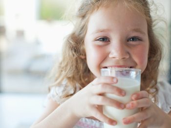 Παιδί και γάλα: Πόσο πολύ γάλα του κάνει καλό;