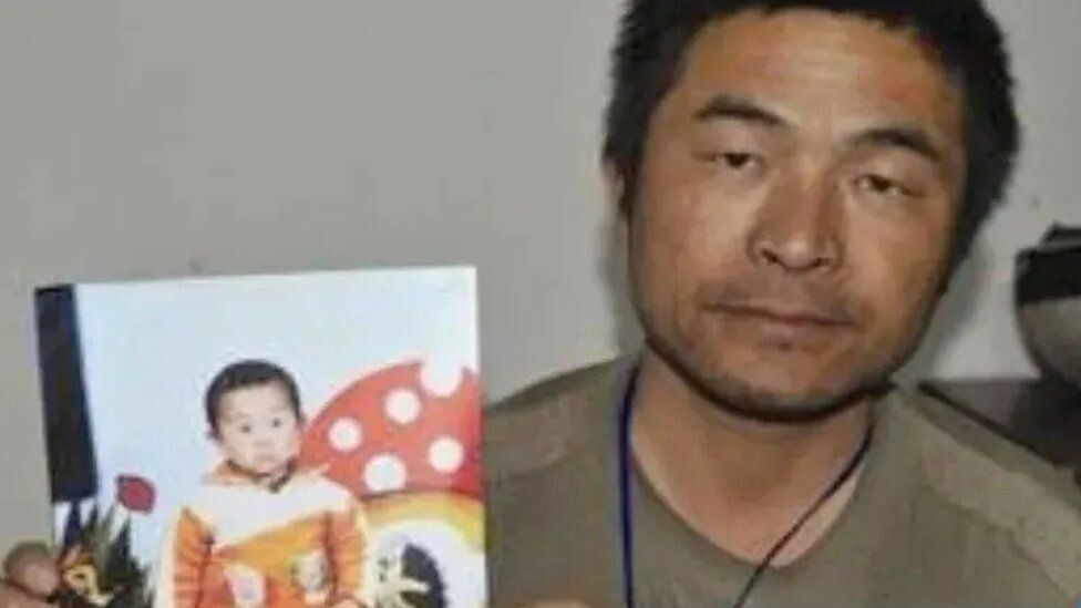 Πατέρας βρήκε ξανά τον γιο του 24 χρόνια μετά την αρπαγή του
