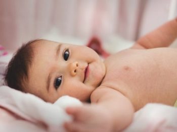 Το πρώτο μωρό μετά από 50 χρόνια γεννήθηκε στην Χάλκη - το ξεγέννησαν η αγροτική γιατρός & οι νοσηλευτές